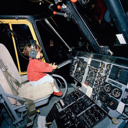 Uno de los deseos de Jackis Kennedy, antes de morir, era que su hijo John no continuara con sus clases de aviación. Así se lo veía, con solo dos años, sentado en el avión presidencial