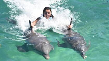 Uno de los deseos en la lista de Tallulah era nadar con delfines. Y lo cumplió.