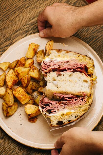 Uno de los destacados: el sandwich de pastrami casero