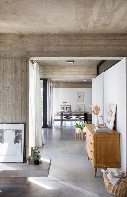 Uno de los detalles más originales de las unidades es el de la ménsula de hormigón que bordea los balcones a modo de banco e ingresa como un asiento que se transforma en estante y permite apoyar elementos decorativos y macetas.