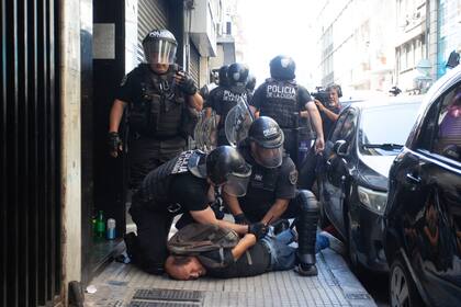 Uno de los detenidos al finalizar la marcha que la Confederación General del Trabajo (CGT) llevó a cabo en Tribunales