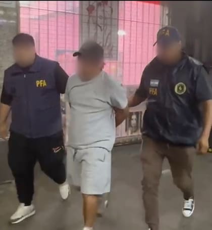 Uno de los detenidos en los operativos de la Policía Federal contra una organización que comercializaba celulares robados