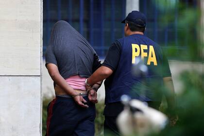 Uno de los detenidos llega a los tribunales de Comodoro Py