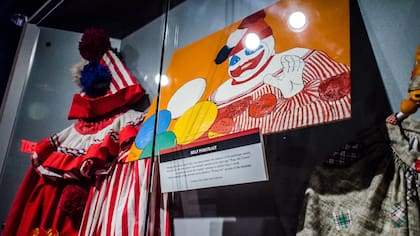 Uno de los dibujos de Gacy y alguna de su vestimenta en el Museo Nacional del Crimen, Estados Unidos.