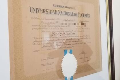 Uno de los diplomas de la acusada