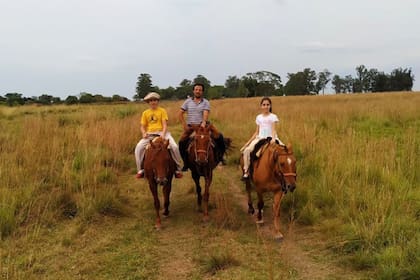 Uno de los disfrutes cotidianos de Pineda: cabalgatas con sus hijos