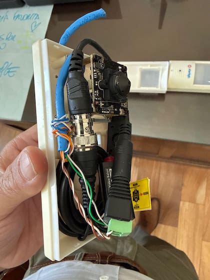 Uno de los dispositivos de grabación hallados en las dependencias oficiales de la Gobernación de Entre Ríos