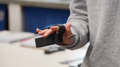 Uno de los dispositivos diseñados permite sostener una cuchara sin ejercer fuerza con los dedos, facilitando la alimentación de personas con movilidad reducida