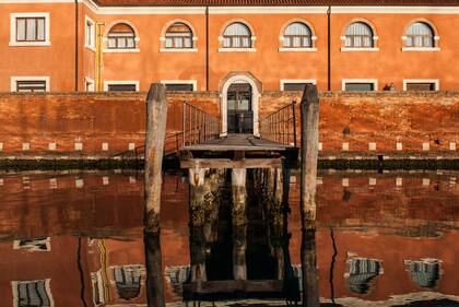 Uno de los distitnos edificios de San Servolo, reflejado en las aguas de Venecia
