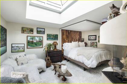 Uno de los dormitorios con sus sillones cubiertos con piel. El blanco manda en esta habitación.
