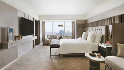 Uno de los dormitorios con vista a la ciudad