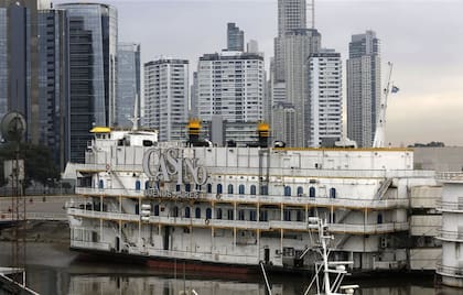 Uno de los dos barcos casino que funcionan en Puerto Madero