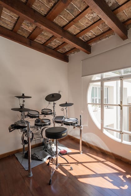 Uno de los dueños de casa, fanático de tocar la batería.