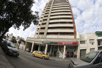 Uno de los edificios de los Alperovich en la capital tucumana, sobre la calle San Lorenzo