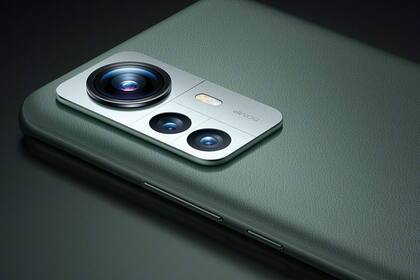 Uno de los elementos distintivos del Xiaomi 12 Pro es el sensor principal de gran tamaño; las tres cámaras son de 50 megapixeles