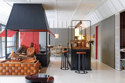 Uno de los elementos más curiosos de la casa es una parrilla que se levanta en medio del living