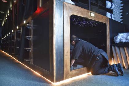 Uno de los empleados del spa NapYork prepara las cabinas para su uso