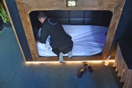 Uno de los empleados del spa NapYork prepara las cabinas para su uso