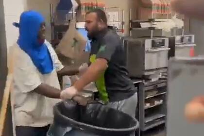 Uno de los empleados detuvo el escape del ladrón mientras otro se disponía a golpearlo