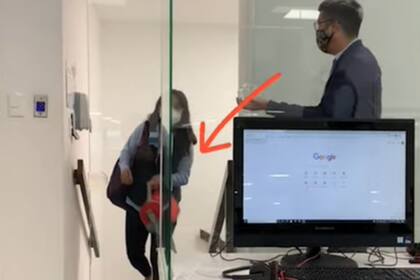 Uno de los empleados estaba esperando a la jefa a su llegada para cobrarle