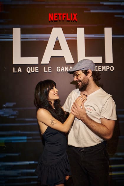 Uno de los encuentros más esperados de la noche: el de Lali y Peter Lanzani. Los excompañeros de trabajo, exnovios y entrañables amigos se pusieron al día durante la sesión de fotos