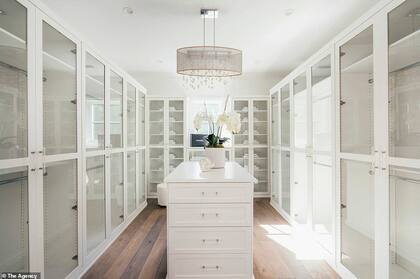 Uno de los enormes vestidores que vienen incorporados a la habitación principal estilo suite que compró Madonna