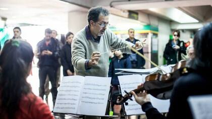 Uno de los ensayos de La Serva Padrona en el subte