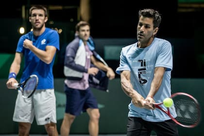 Uno de los entrenamientos del equipo argentino de Copa Davis; Leonardo Mayer y Machi González, en un ensayo de dobles
