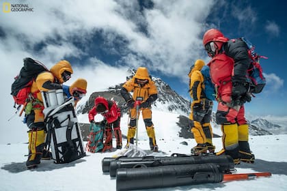 Uno de los equipos perfora el hielo a 8.020 metros de altitud