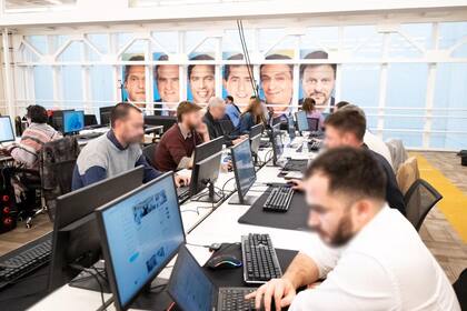 Uno de los equipos que trabaja en el bunker de la calle Mitre