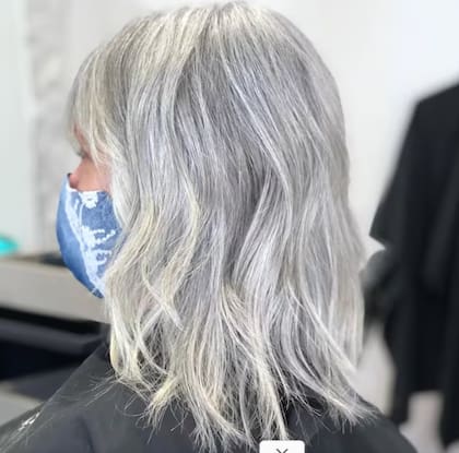 Uno de los errores más comunes es lavar las canas con shampoos tradicionales