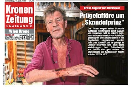 Uno de los escándalos del príncipe Ernesto reflejado en tapa del Neue Kronen Zeitung –el diario más importante de Austria– en 2020. El marido de Carolina terminó en un psiquiátrico tras agredir a un policía. Primero lo amenazó con un afilador de cuchillos, después le pegó una trompada y por último lo corrió con un bate de béisbol. Por semejante agresión, fue condenado a 10 meses de prisión "en suspenso"