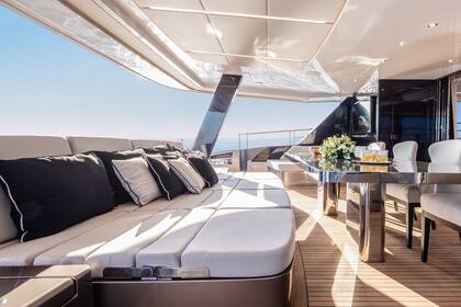 Uno de los espacios en el exterior esta equipado con una mesa comedor