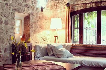 Uno de los espacios interiores de la acogedora La Baguala, en La Cumbre, Córdoba