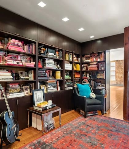 Uno de los espacios más personales de la propiedad es la biblioteca, que también funciona como oficina y cuenta con estanterías empotradas y escritorio