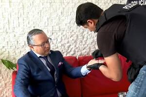 Uno de los explosivos detonó y lastimó la mano de un conductor de un noticieron