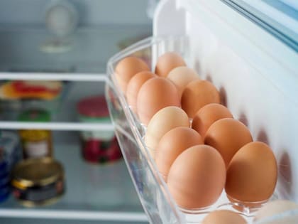 Uno de los factores que influye directamente en la duración de los huevos es su forma de almacenamiento. Se recomienda guardarlos en la heladera con la cáscara para limitar la acumulación de bacterias