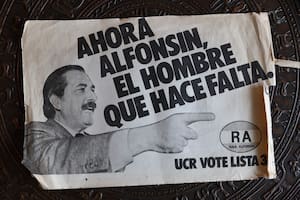 El coleccionista que atesora el álbum más democrático del país, con todas las boletas presidenciales desde 1983