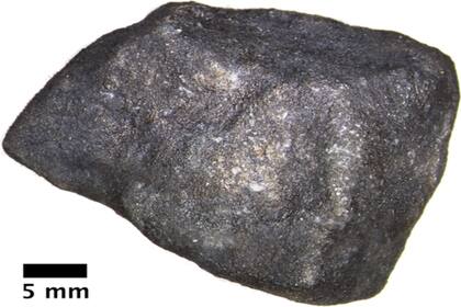 Uno de los fragmentos analizados del meterorito antes de ser cortado y estudiado