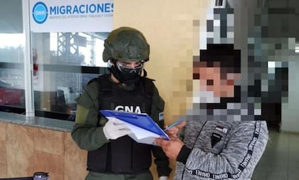 Uno de los detenidos ayer, expulsados por la Gendarmería Nacional. Migraciones le prohibió reingresar al país por cinco años.