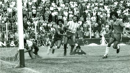 Uno de los goles de Cano Toledo, el día que Piraña conquistó el campeonato de la Primera D