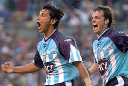 Uno de los goles más importantes; el colombiano Bedoya, seguido por Maciel, festeja el empate 1-1 ante River, a cuatro minutos del final