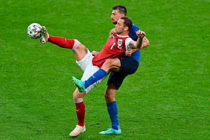 Uno de los grandes duelos del partido: Marko Arnautovic y Francesco Acerbi, en el choque entre austríacos e italianos.