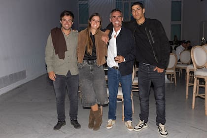 Uno de los grupos más animados: el polista Peke González, su novia, Juana Criado, Robert Zedda y el polista Lucas “Negro” Criado