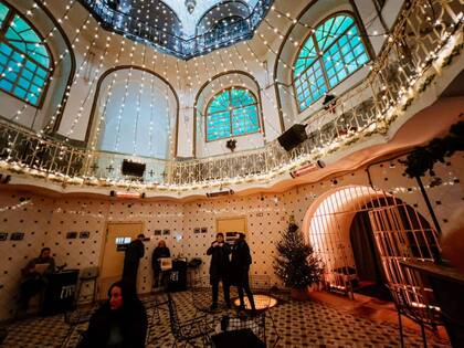 Uno de los halls del complejo tiene un bar y espacio de muestras artísticas