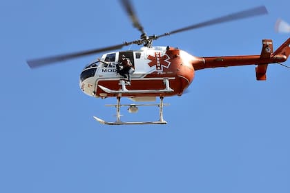 Uno de los helicópteros que sobrevolaron la ciudad con los jugadores de la selección