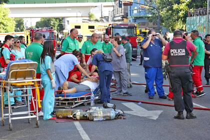 Uno de los heridos es atendido por el personal de SAME