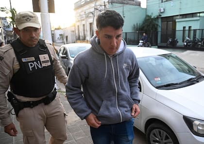 Uno de los hermanos de Loan, al llegar a la fiscalía federal de Goya