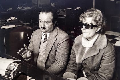 Uno de los hermanos y la madre de Cecilia Giubileo, a pocas semanas de su desaparición, en 1986