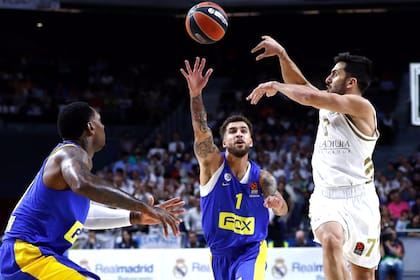 Uno de los heterodoxos pases típicos de Campazzo.